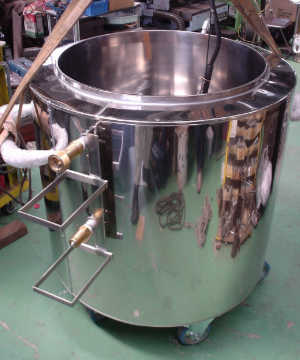 食品原料を自動搬送・味付けライン・各種キャッパーや充填機・殺菌ライン・廃棄物の搬送ラインなどを設計製作します。もちろん修理や改造も対応します。